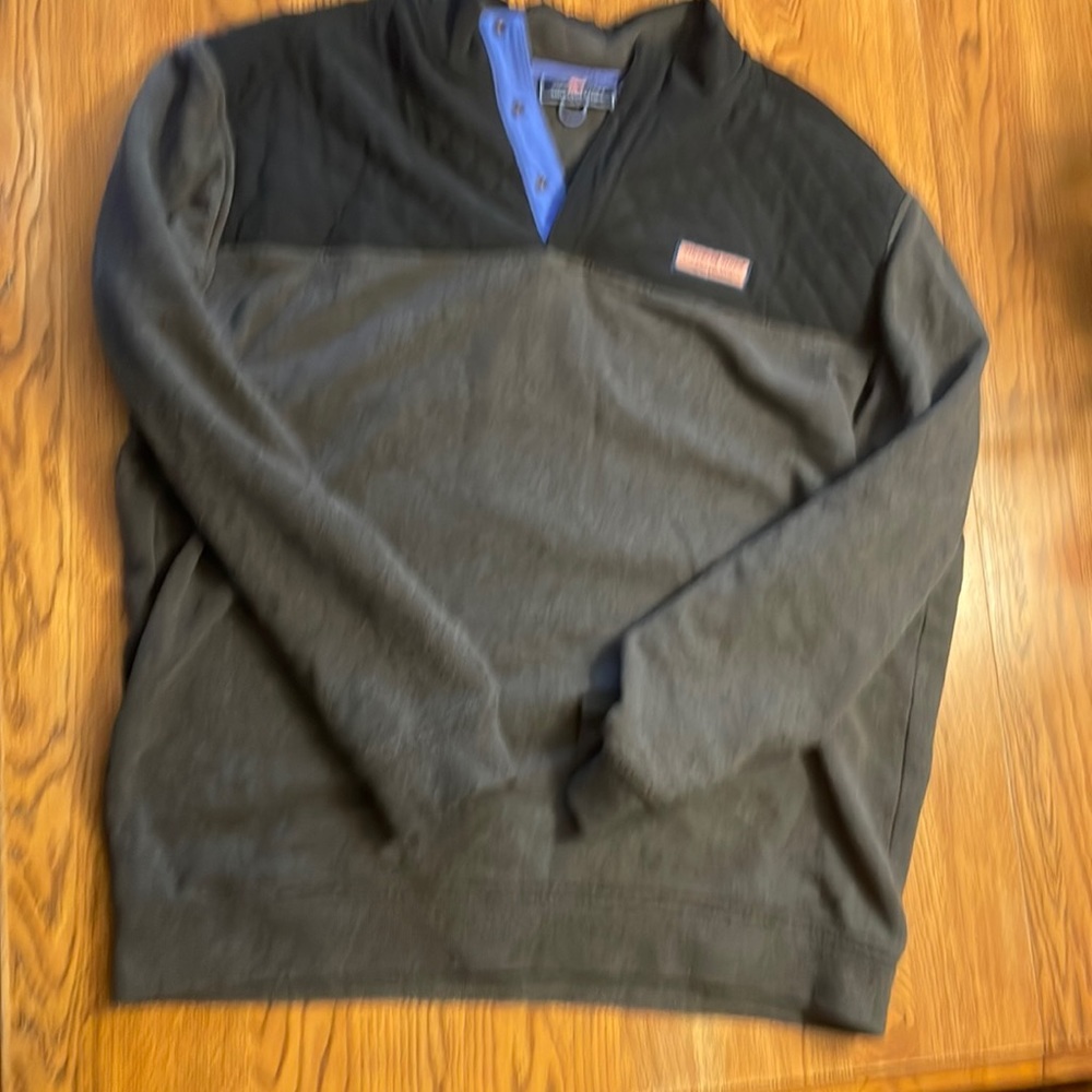 Vineyard Vines Men’s XL pull over top/sweatshirt.  Great condition.